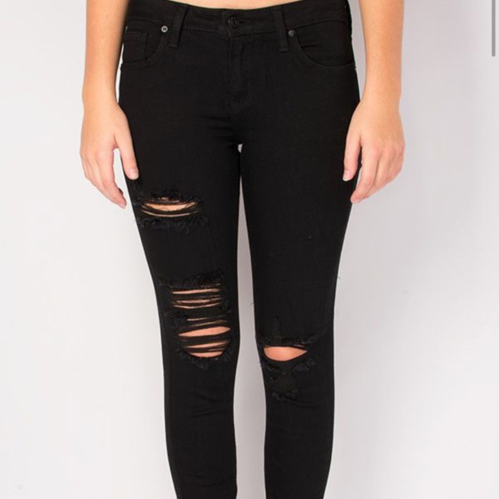 🖤BLACK RIPPED JEANS🖤